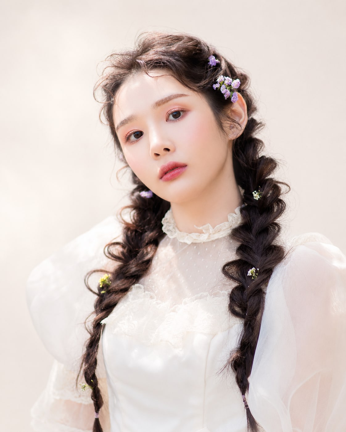 비기닝 에디토리얼 11/27 — 트윈 브레이드와 로맨틱한 메이크업으로 빈티지하고 동화적인 분위기를 살렸습니다.