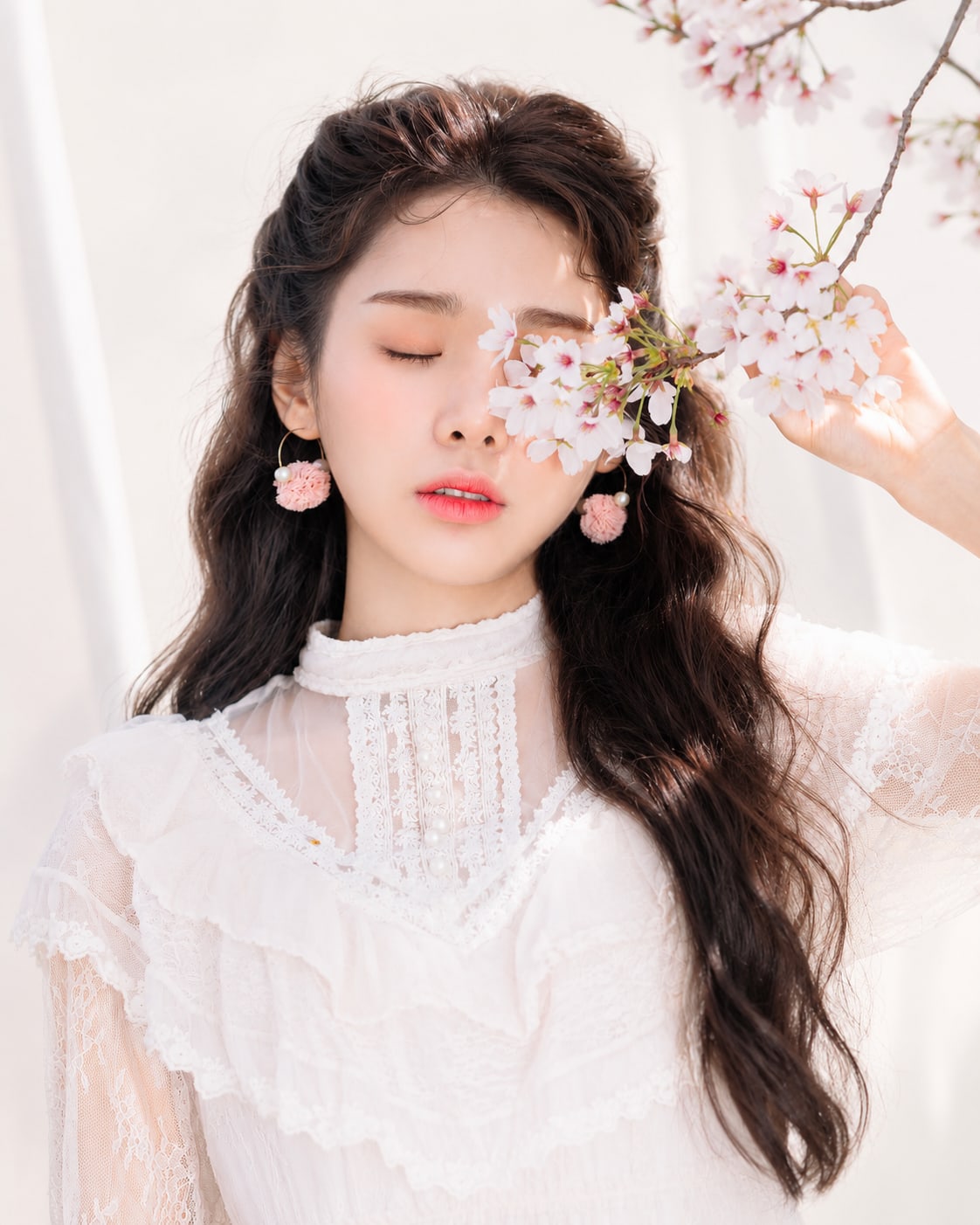 비기닝 에디토리얼 12/27 — 하프업 롱 웨이브와 플라워 오브제로 여리고 서정적인 이미지를 완성했습니다.