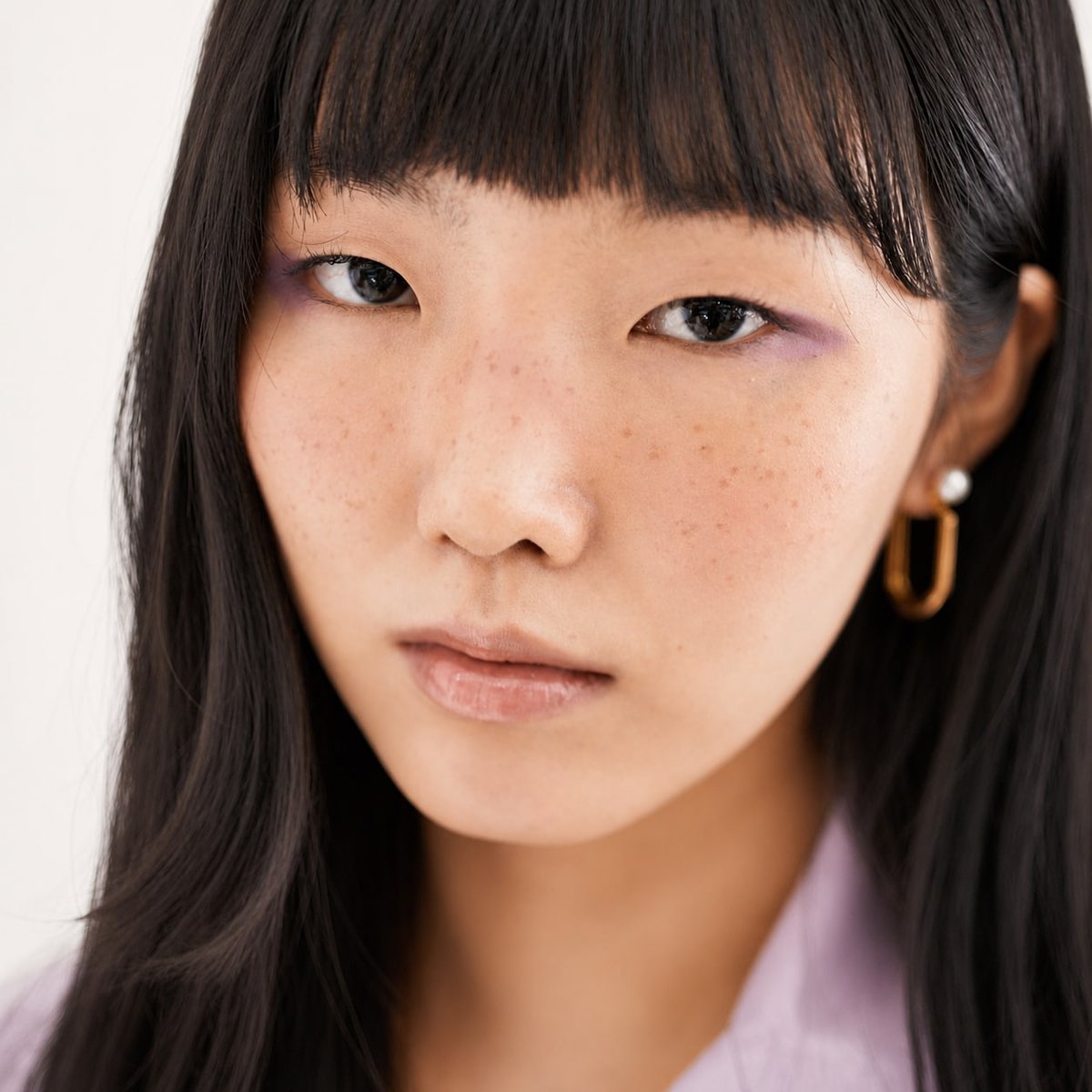 비기닝 에디토리얼 20/27 — 풀뱅 스트레이트와 내추럴 메이크업으로 개성 있고 담백한 패션 화보를 완성했습니다.