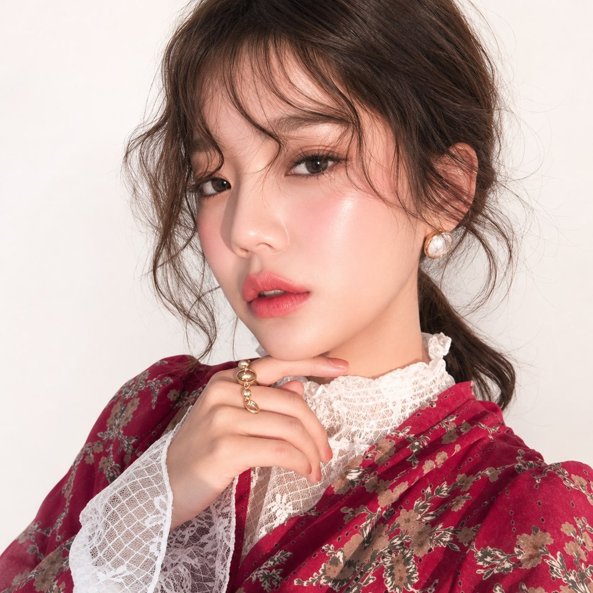 비기닝 에디토리얼 21/27 — 러프 업스타일과 로즈 메이크업으로 빈티지하고 감성적인 무드를 강조했습니다.