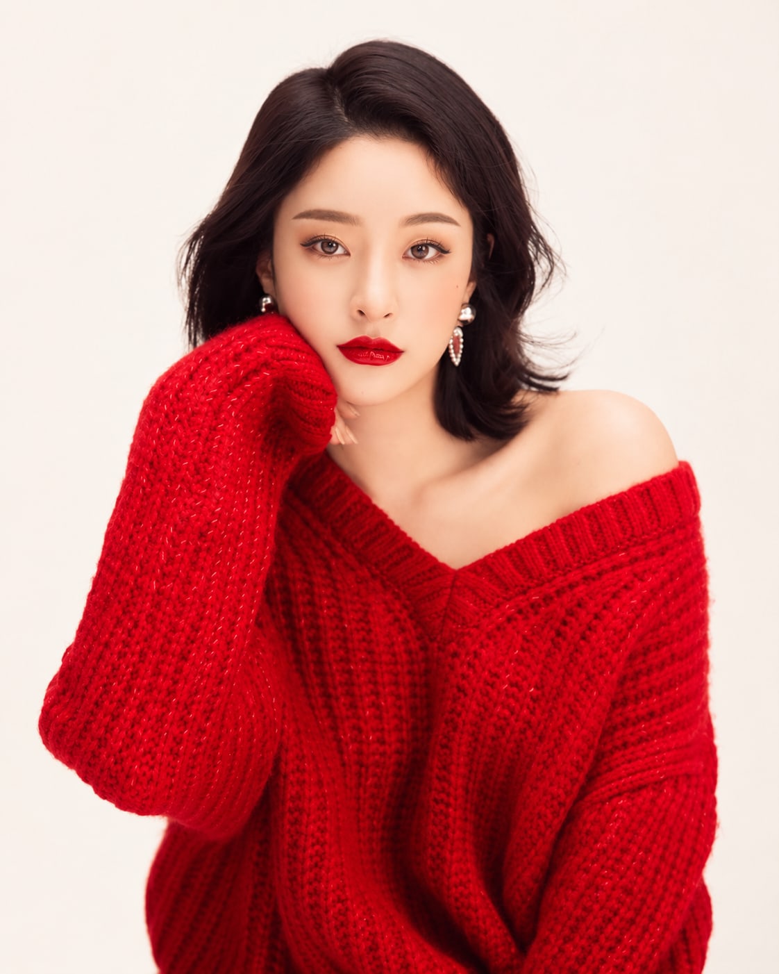 비기닝 에디토리얼 23/27 — 미디엄 웨이브와 선명한 레드 립으로 클래식하면서도 강렬한 패션 이미지를 연출했습니다.