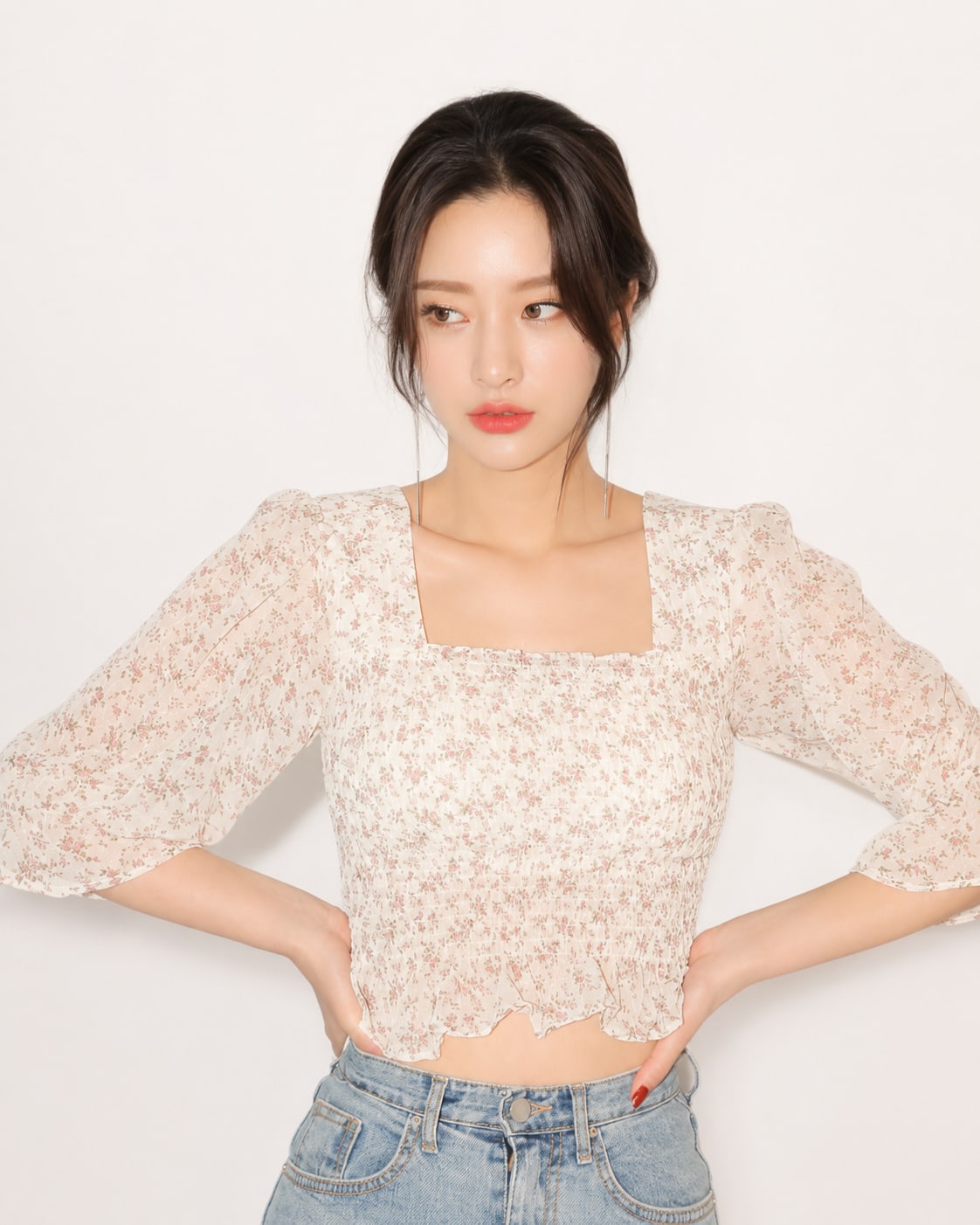 비기닝 에디토리얼 26/27 — 클린 로우번과 로지 메이크업으로 단정하면서도 세련된 패션 화보를 연출했습니다.