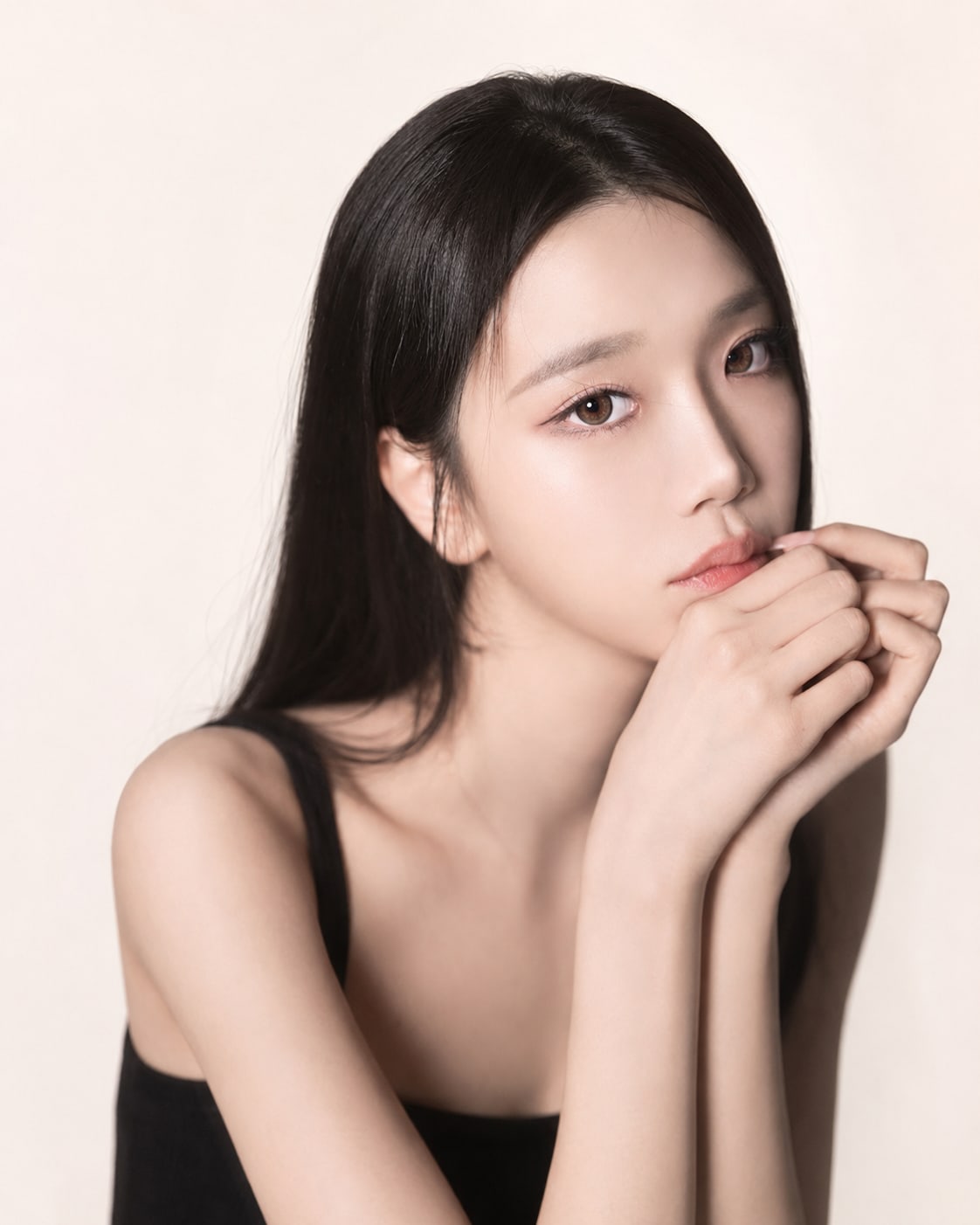 비기닝 프로필 08/63 — 슬릭 롱 스트레이트 · 절제된 핑크 메이크업으로 시크하고 세련된 인상을 표현했습니다.