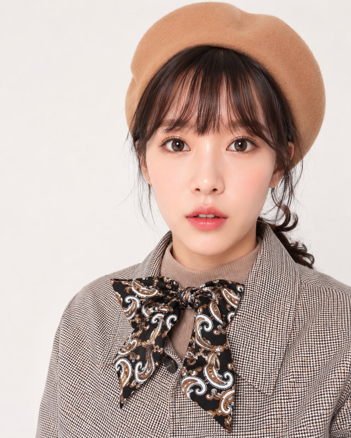 비기닝 프로필 13/63 — 브레이드 포인트 업스타일 · 소프트 코랄 메이크업으로 러블리하고 개성 있는 무드를 살렸습니다.