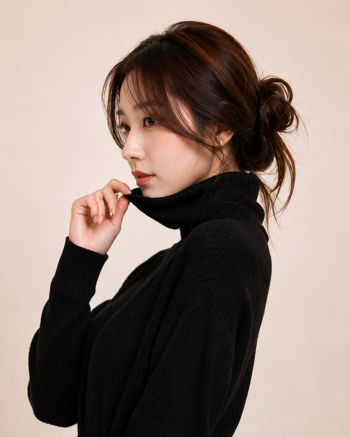 비기닝 프로필 26/63 — 내추럴 로우번 · 음영 메이크업과 누드 립으로 시크하고 감각적인 프로필을 연출했습니다.