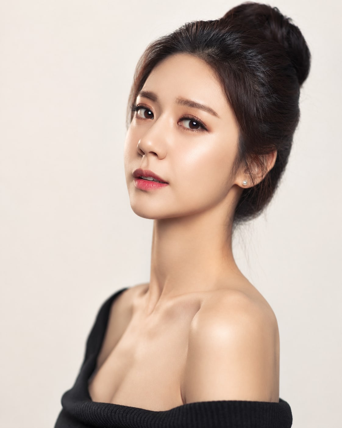 비기닝 프로필 28/63 — 클래식 하이번 · 또렷한 윤곽과 브론즈 메이크업으로 우아하고 강렬한 이미지를 완성했습니다.