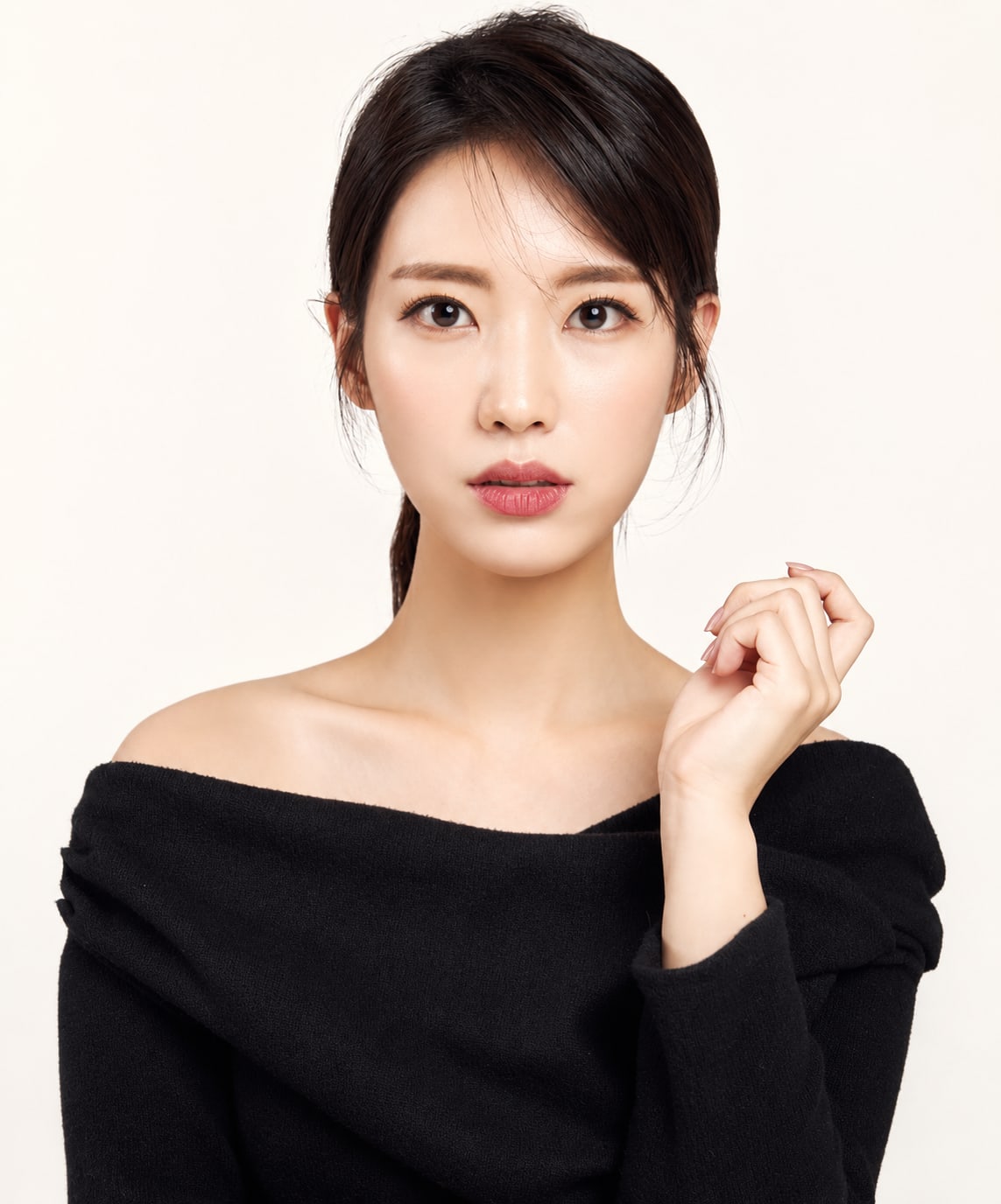 비기닝 프로필 31/63 — 슬릭 로우번 · 선명한 레드 립과 또렷한 눈매로 자신감 있는 포멀 이미지를 연출했습니다.