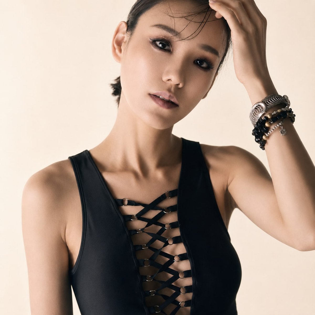 비기닝 프로필 40/63 — 웨트 쇼트 스타일 · 브론즈 메이크업과 누드 립으로 강렬하고 에디토리얼한 무드를 표현했습니다.