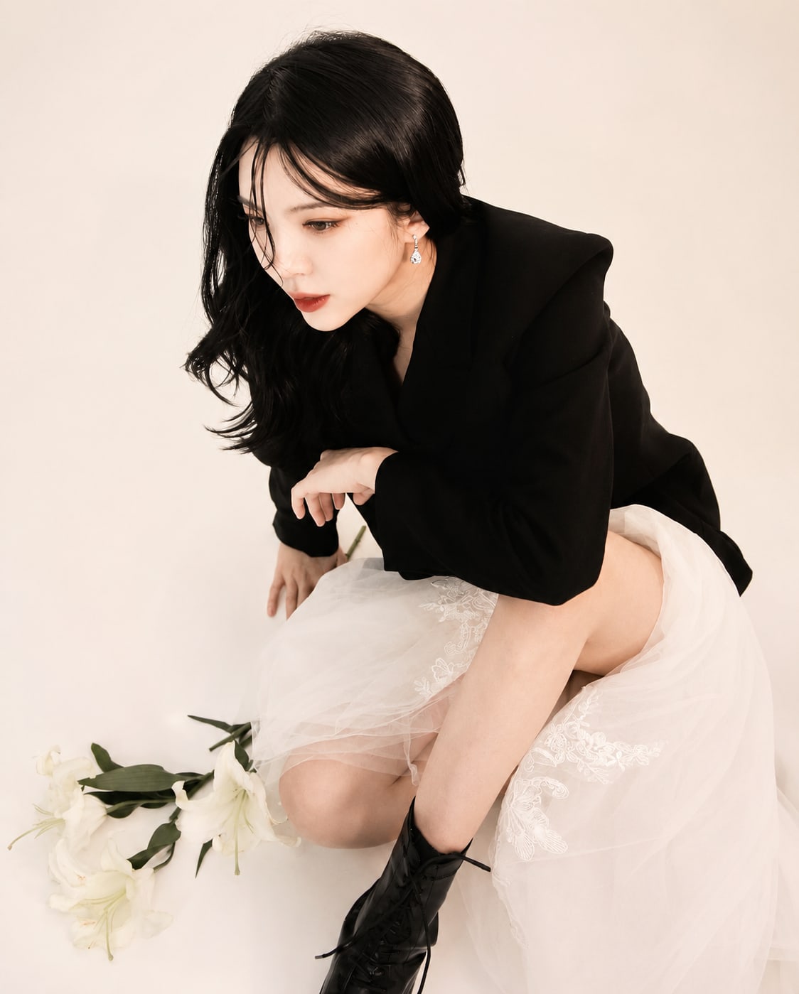 비기닝 프로필 44/63 — 롱 웨이브 포인트 · 깊이 있는 아이 메이크업으로 감성적이고 시크한 무드를 완성했습니다.