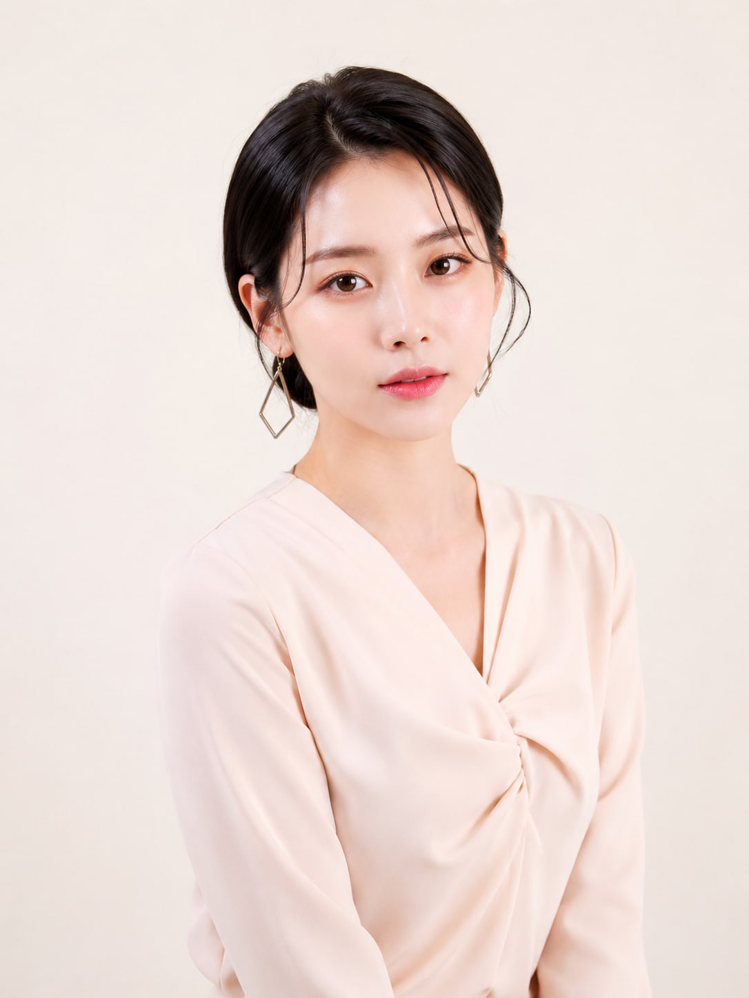 비기닝 프로필 47/63 — 클린 로우번 · 소프트 로즈 메이크업으로 단정하고 프로페셔널한 이미지를 완성했습니다.
