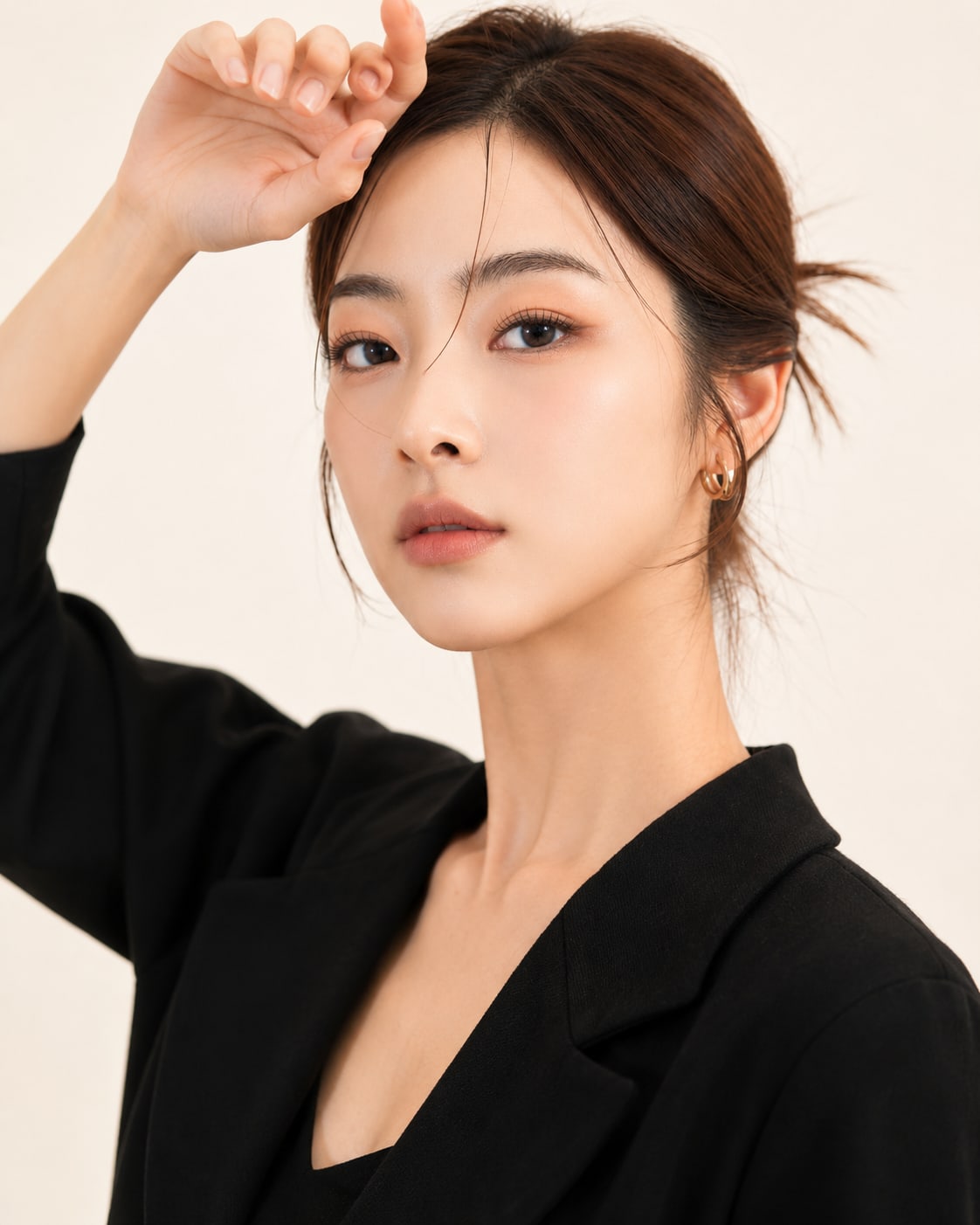 비기닝 프로필 50/63 — 내추럴 로우번 · 윤기 있는 피부와 브론즈 메이크업으로 시크한 포멀 이미지를 살렸습니다.