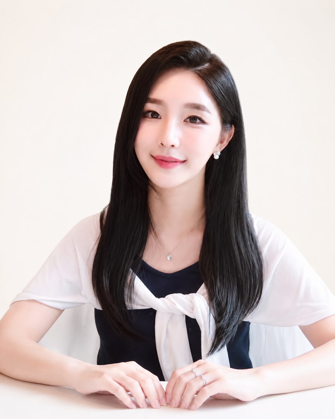 비기닝 롱 헤어 15/41 — 사이드 파트 롱 스트레이트 · 매끈하게 떨어지는 직선 결감으로 단정하고 지적인 이미지를 완성했습니다.