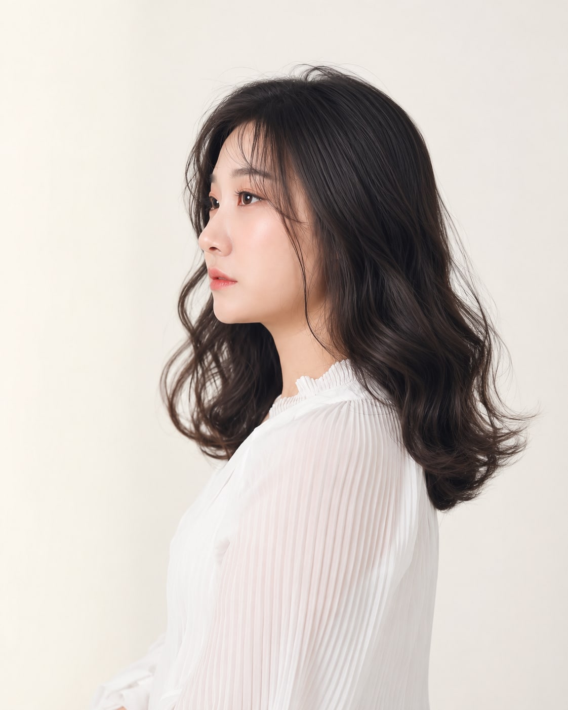 비기닝 미디엄 헤어 10/14 — 시스루뱅 미디엄 S컬 · 가벼운 앞머리와 탄력 있는 컬감으로 사랑스럽고 생기 있는 스타일.