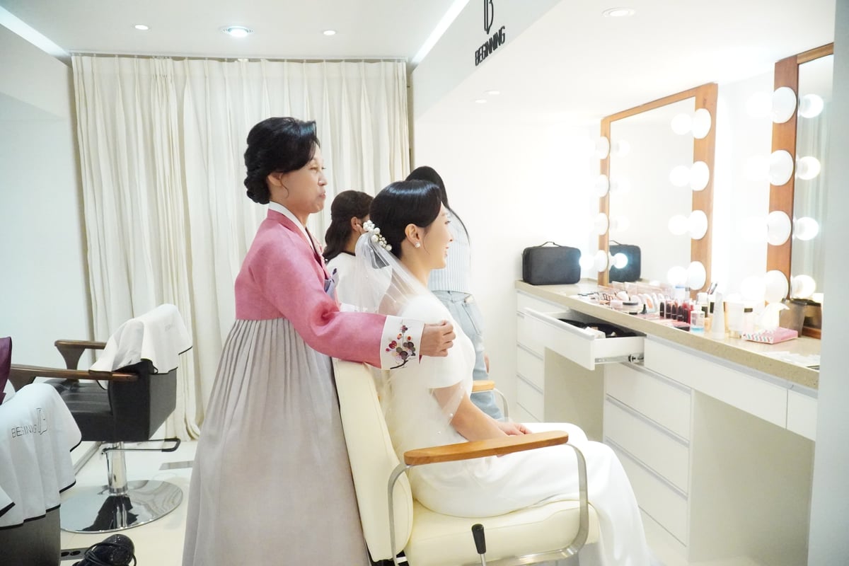 비기닝 모빌리티 스토리 — 시간을 선물하는 웨딩 13/18 — 혼주 한복 헤어·메이크업을 현장에서 마무리