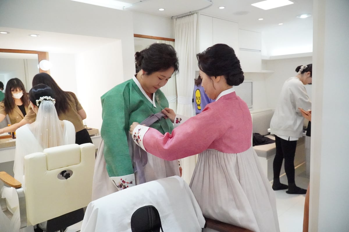 비기닝 모빌리티 스토리 — 시간을 선물하는 웨딩 14/18 — 혼주 한복 스타일링 현장