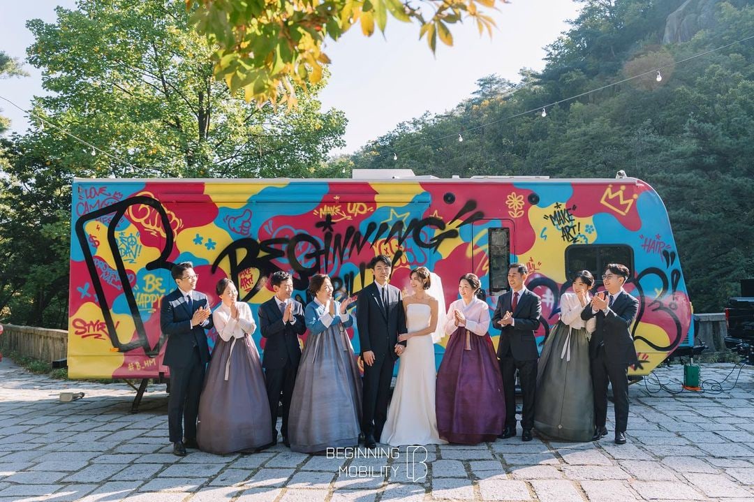 비기닝 모빌리티 스토리 — 시간을 선물하는 웨딩 15/18 — 모빌리티 앞에서 함께한 단체 컷