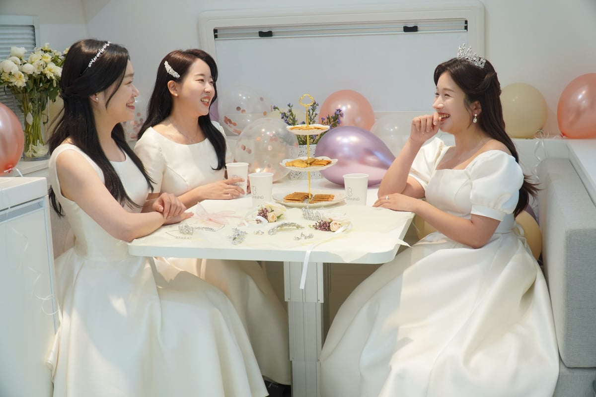 비기닝 모빌리티 스토리 — 시간을 선물하는 웨딩 18/18 — 신부와 들러리가 함께하는 티타임