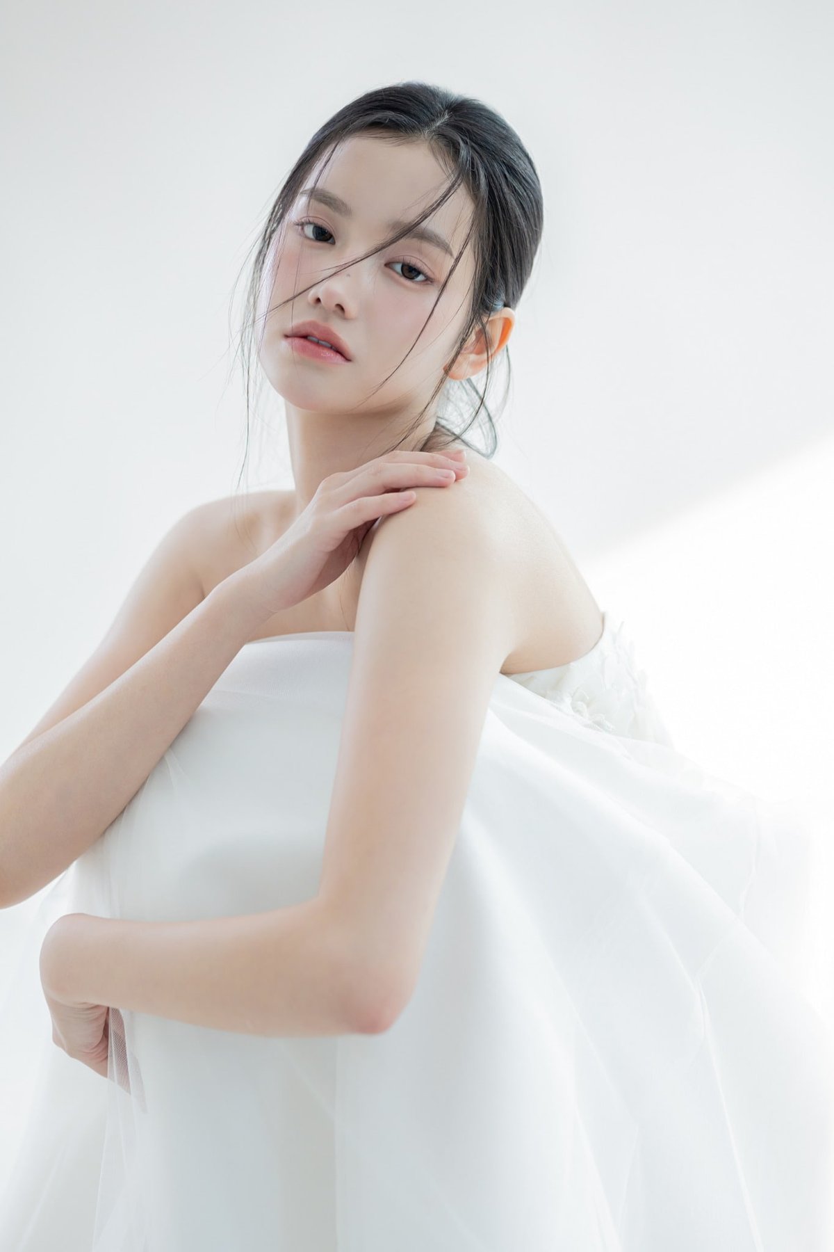 비기닝 내추럴 클린뷰티 무드 07/19 — 내추럴 클린뷰티 무드 · 깨끗한 피부 표현 · 자연광 느낌의 부드러운 조명