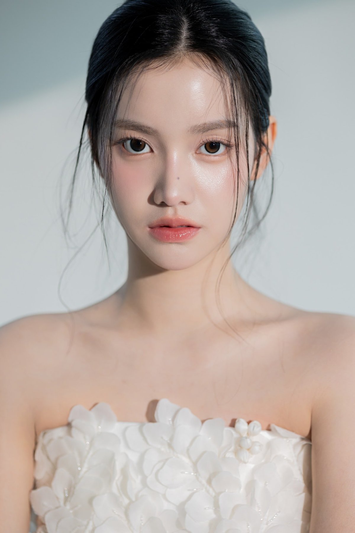 비기닝 내추럴 클린뷰티 무드 08/19 — 내추럴 클린뷰티 무드 · 깨끗한 피부 표현 · 자연광 느낌의 부드러운 조명