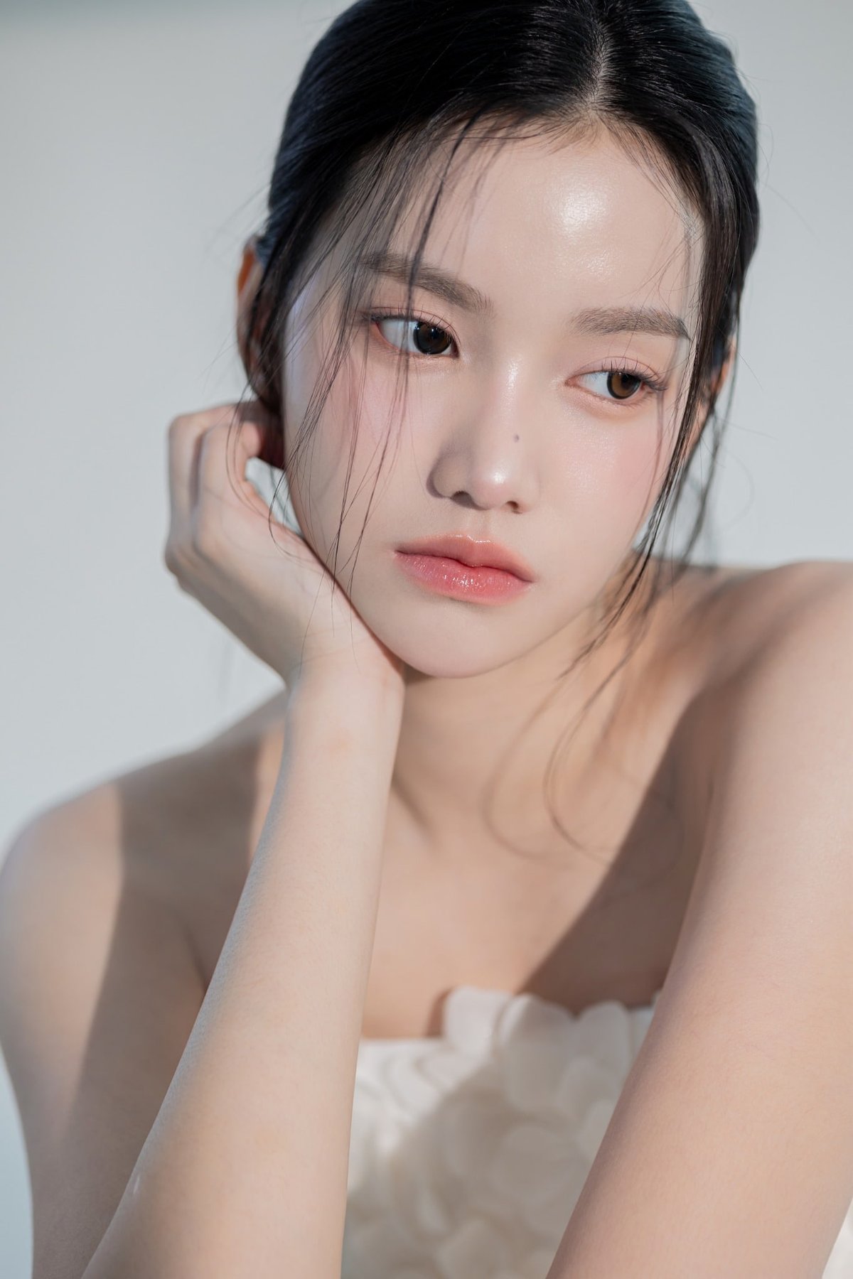 비기닝 내추럴 클린뷰티 무드 09/19 — 내추럴 클린뷰티 무드 · 깨끗한 피부 표현 · 자연광 느낌의 부드러운 조명