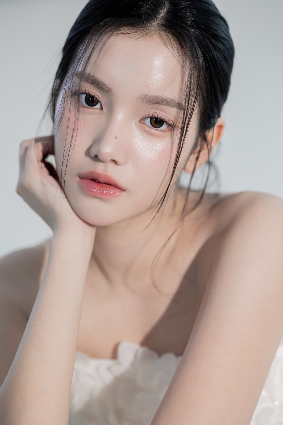 비기닝 내추럴 클린뷰티 무드 10/19 — 내추럴 클린뷰티 무드 · 깨끗한 피부 표현 · 자연광 느낌의 부드러운 조명