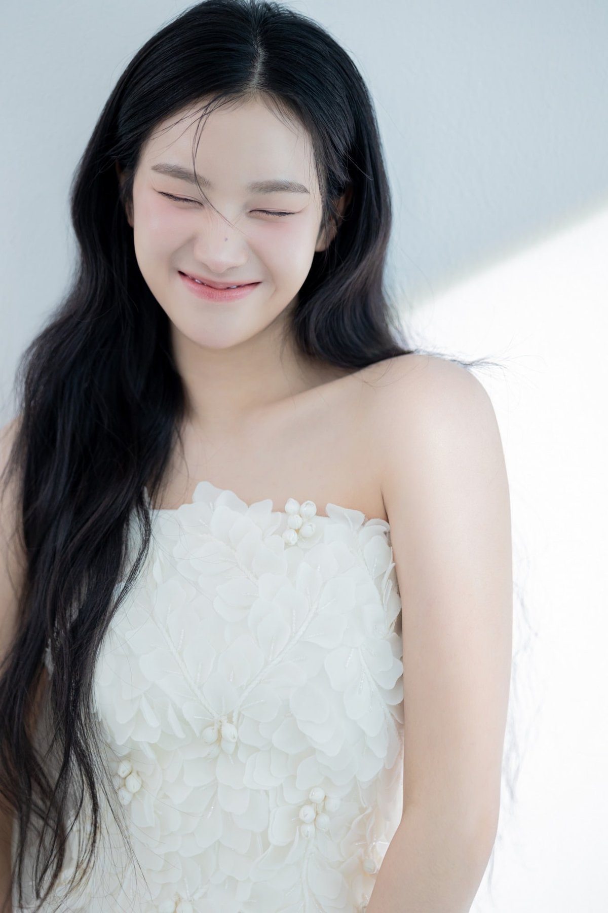 비기닝 내추럴 클린뷰티 무드 11/19 — 내추럴 클린뷰티 무드 · 깨끗한 피부 표현 · 자연광 느낌의 부드러운 조명