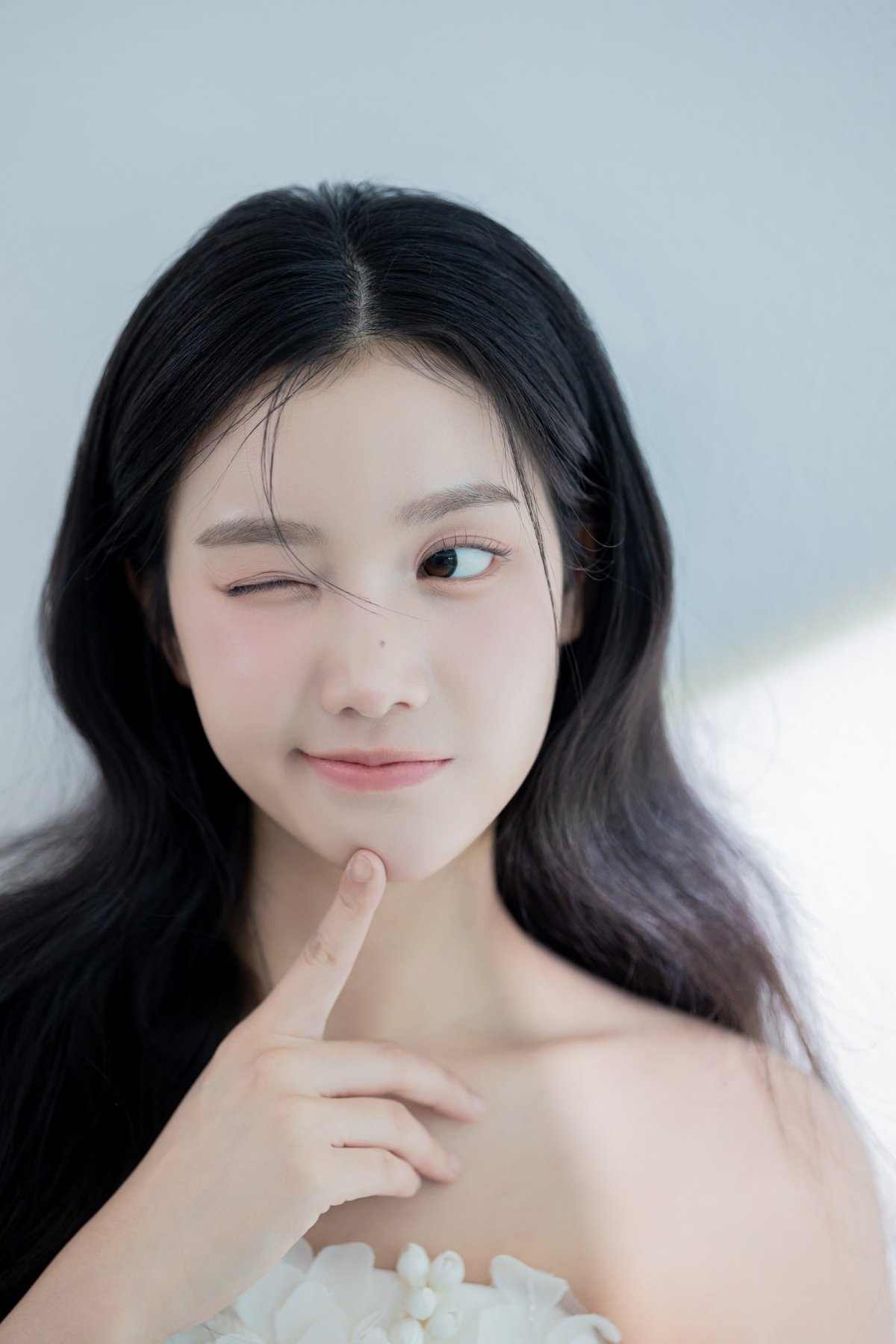 비기닝 내추럴 클린뷰티 무드 12/19 — 내추럴 클린뷰티 무드 · 깨끗한 피부 표현 · 자연광 느낌의 부드러운 조명