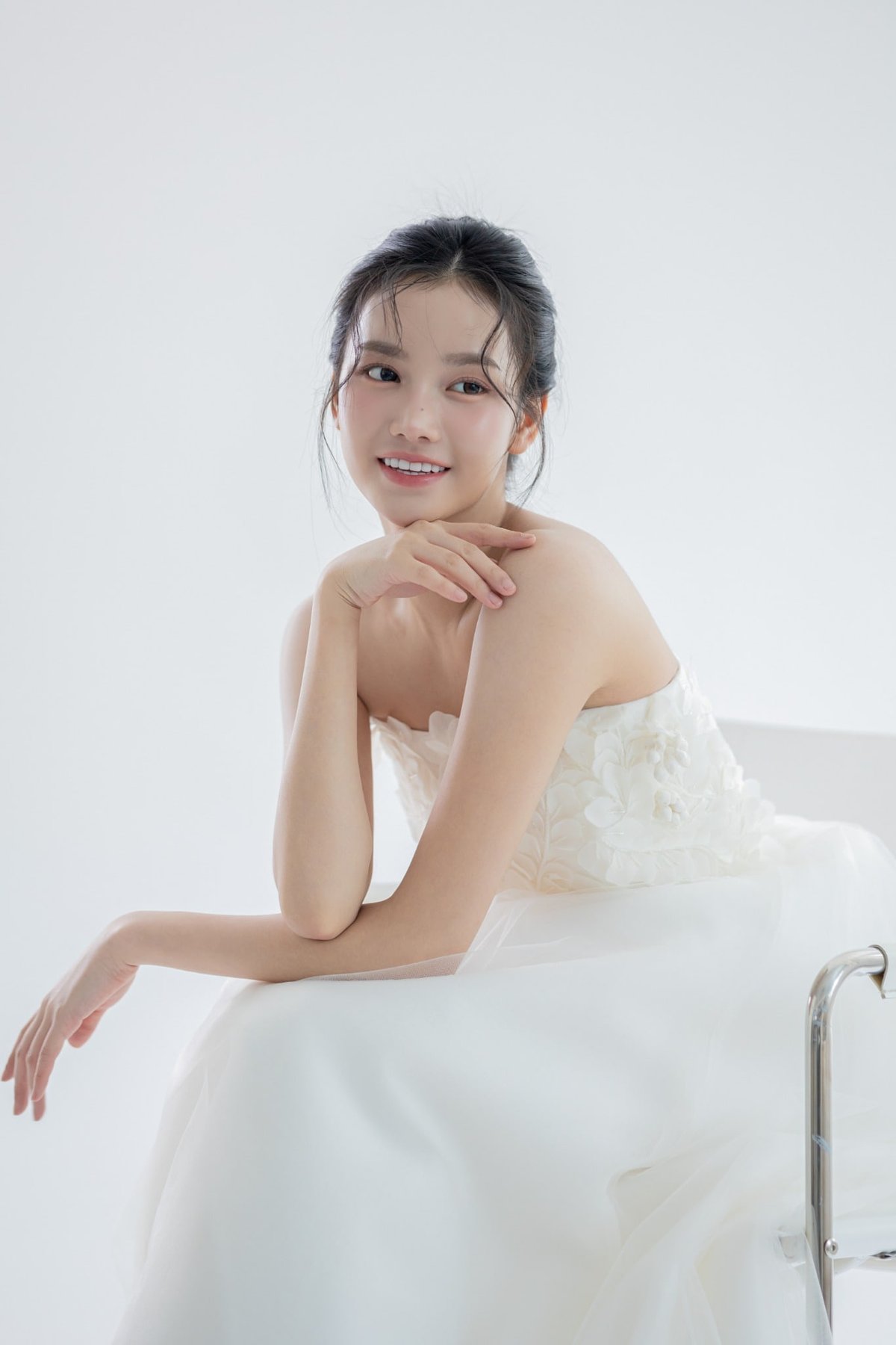 비기닝 내추럴 클린뷰티 무드 18/19 — 내추럴 클린뷰티 무드 · 깨끗한 피부 표현 · 자연광 느낌의 부드러운 조명