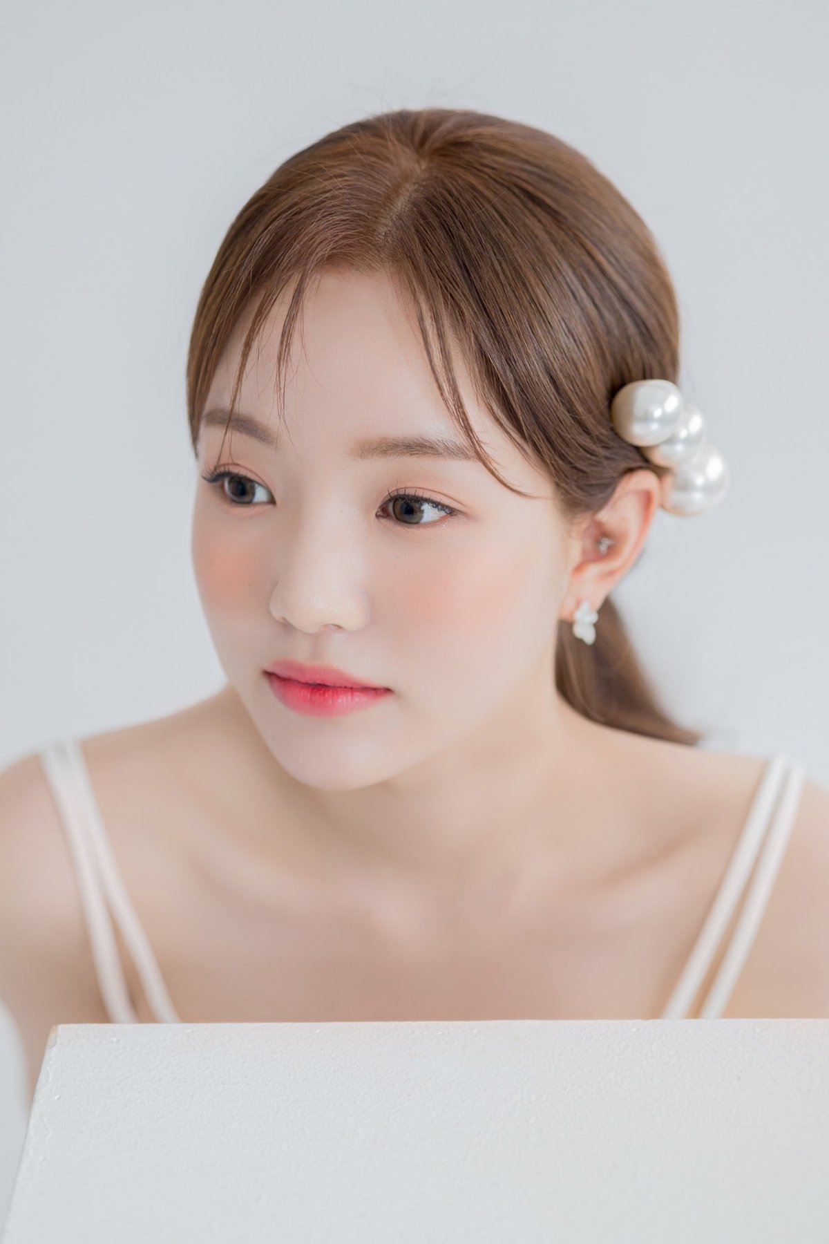 비기닝 브라이덜 룩북 포트레이트 07/12 — 브라이덜 룩북 포트레이트 · 블랙/화이트 배경 대비 · 클린 포트레이트
