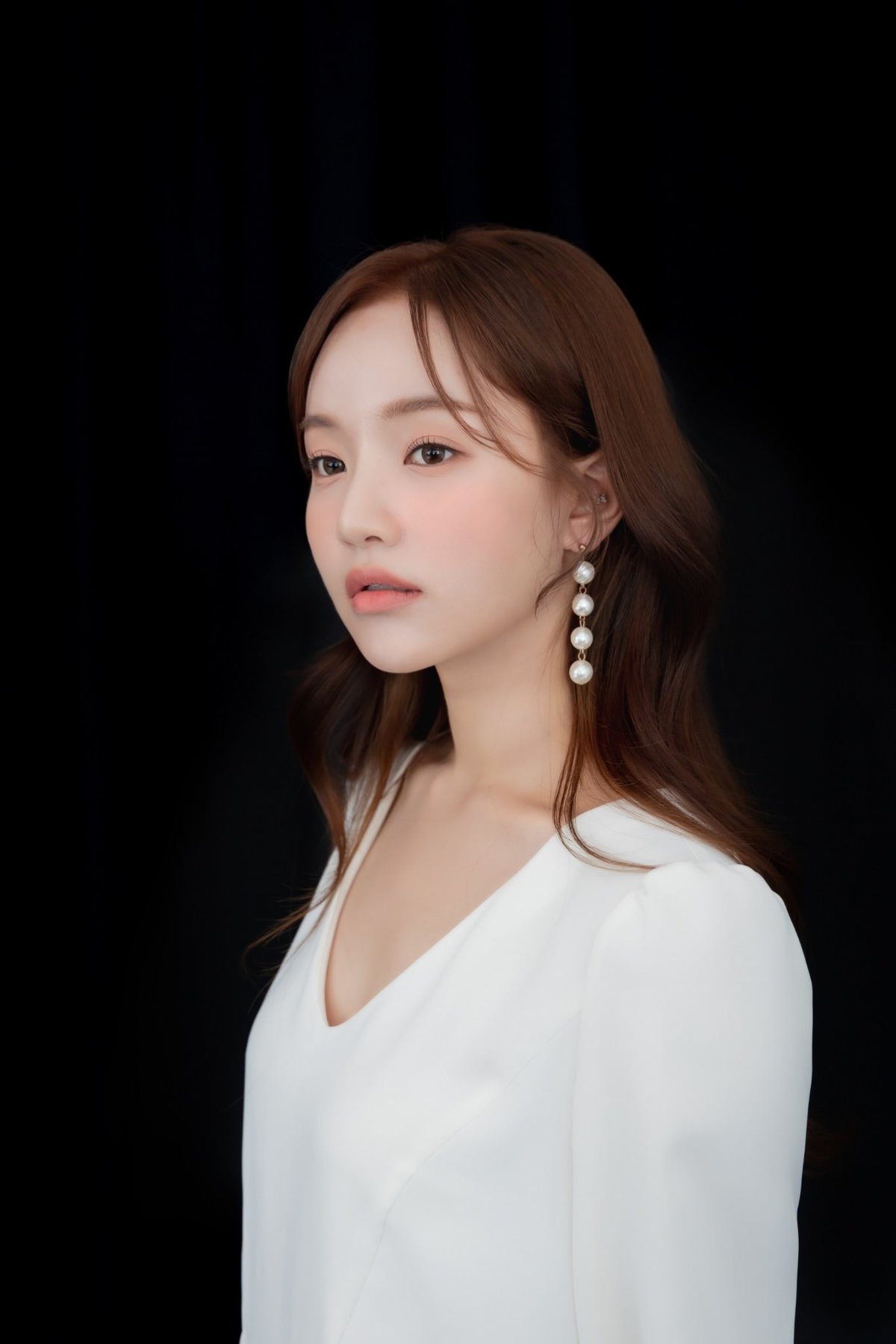비기닝 브라이덜 룩북 포트레이트 09/12 — 브라이덜 룩북 포트레이트 · 블랙/화이트 배경 대비 · 클린 포트레이트