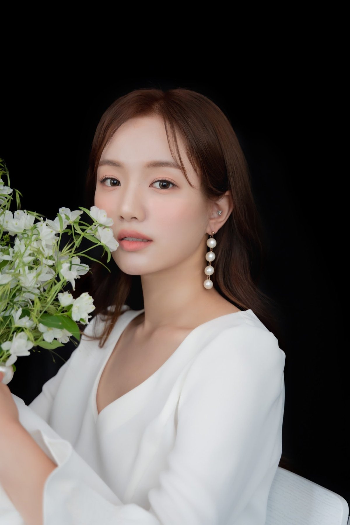 비기닝 브라이덜 룩북 포트레이트 10/12 — 브라이덜 룩북 포트레이트 · 블랙/화이트 배경 대비 · 클린 포트레이트