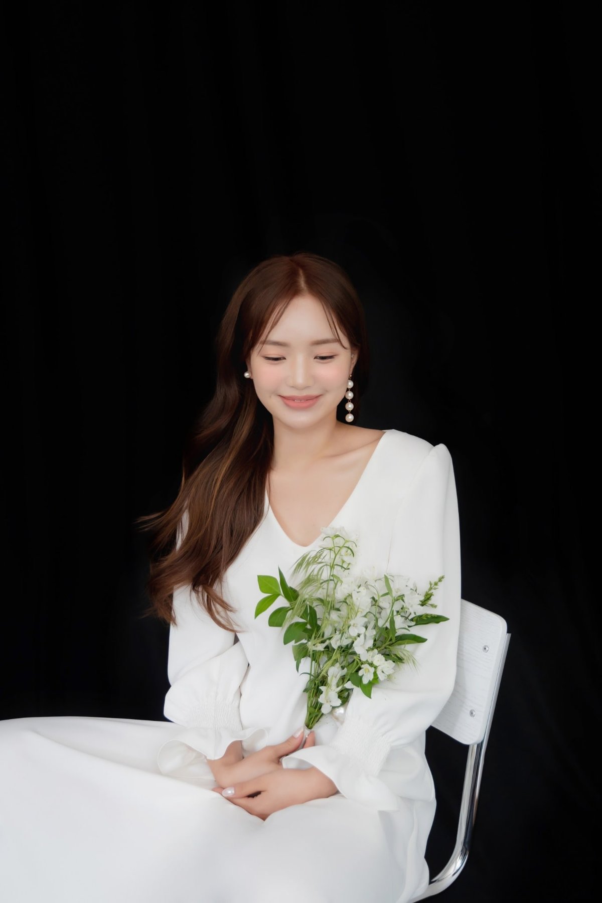 비기닝 브라이덜 룩북 포트레이트 11/12 — 브라이덜 룩북 포트레이트 · 블랙/화이트 배경 대비 · 클린 포트레이트