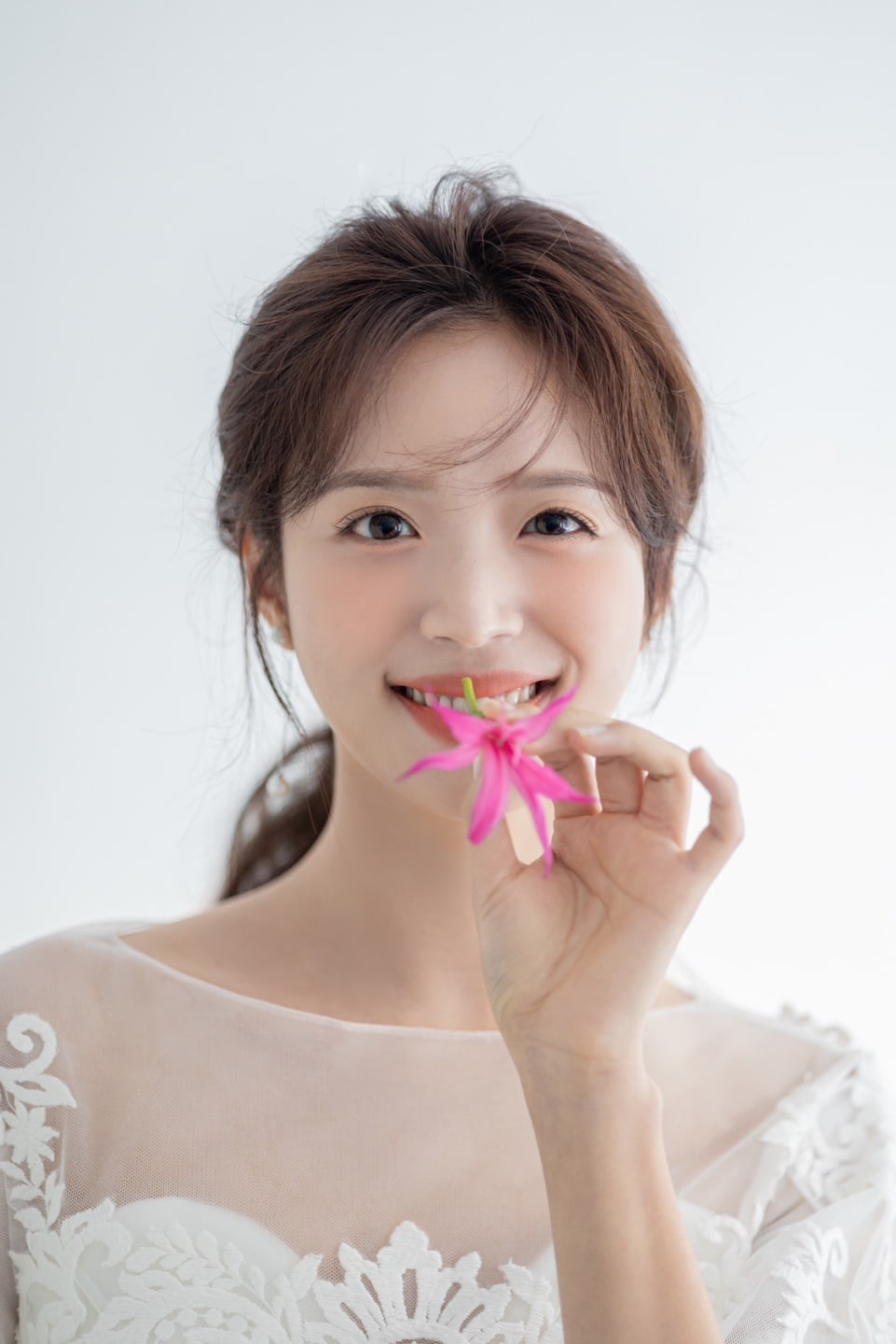 비기닝 브라이덜 포트레이트 (블랙 & 화이트) 08/10 — 브라이덜 포트레이트 (블랙 & 화이트) · 블랙·화이트 배경 포트레이트 · 피부 표현 중심
