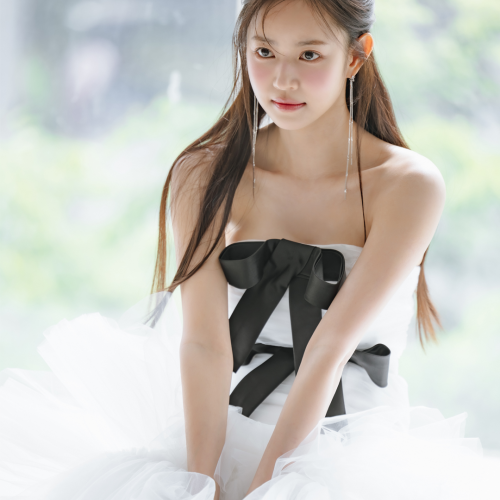 자연스러운 잔머리 결감을 살린 단아하고 세련된 업스타일