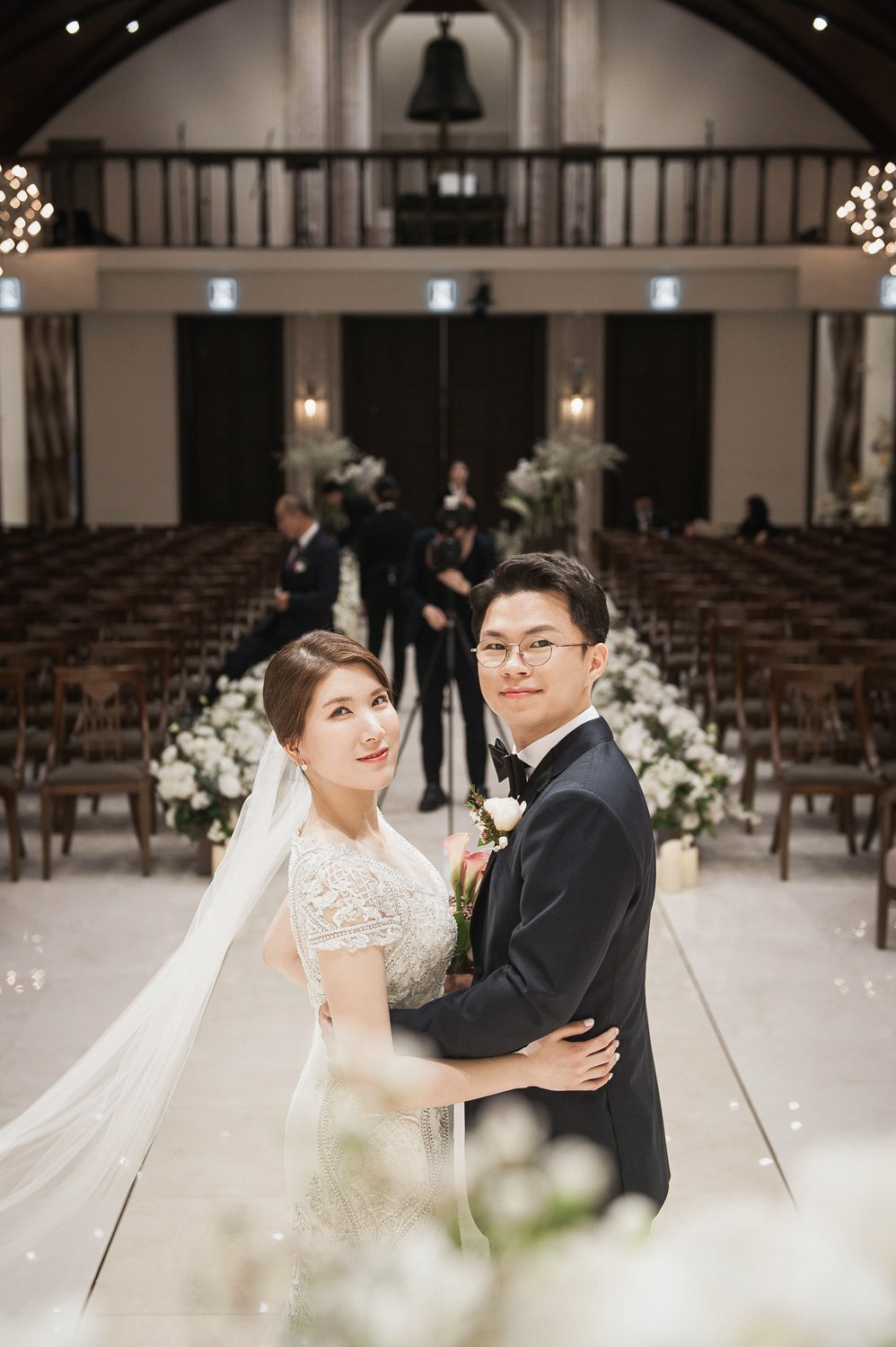 성스러운 빛과 단상이 어우러진 채플홀 서약의 순간