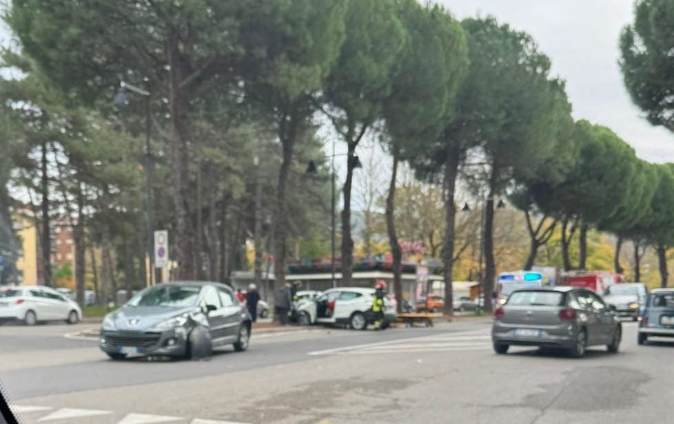 Grosso incidente in Viale Giotto un auto finisce contro un albero