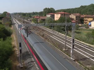 Ferrovia Alta velocità e linea lenta Roma-Firenze affiancate all'altezza di Città della Pieve