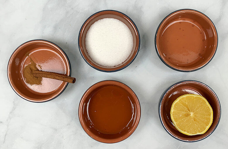 Picture with small dishes of ingredient as a way to add flavor to applesauce.