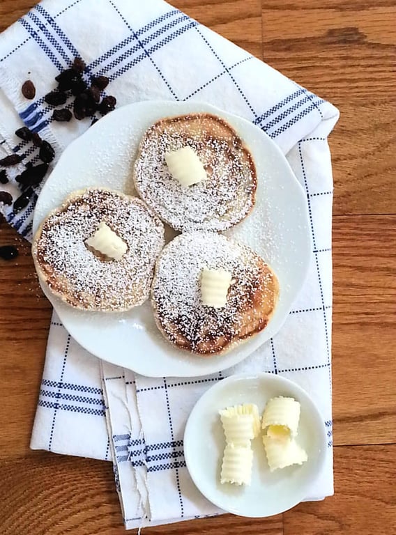 Picture of small raisin pancakes or drie in de pan