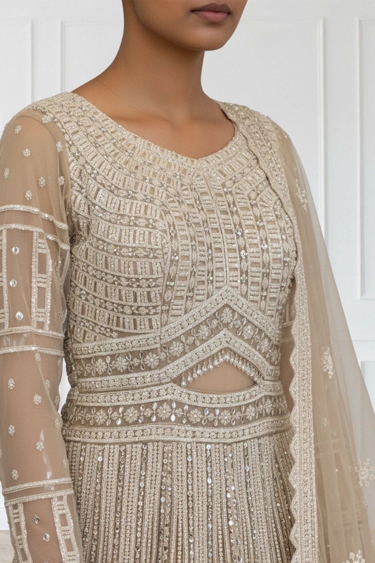 Luxury embroidered long gown - Image 3
