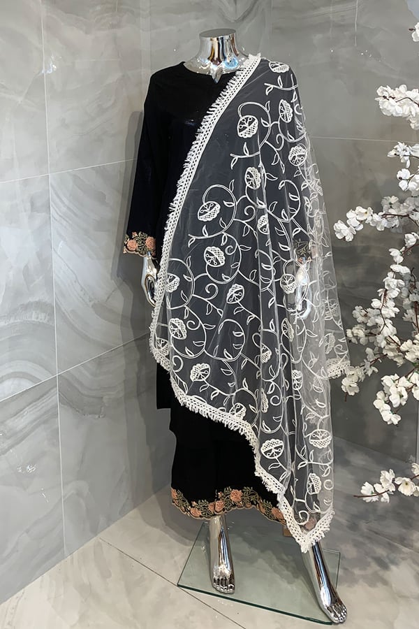 Net dupatta with threadwork