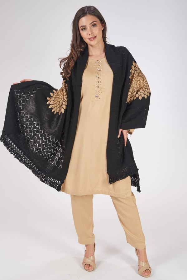 Wool shawl with flower patterns - Image 4