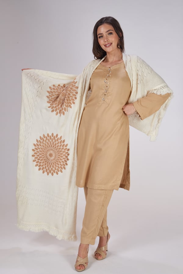 Wool shawl with flower patterns