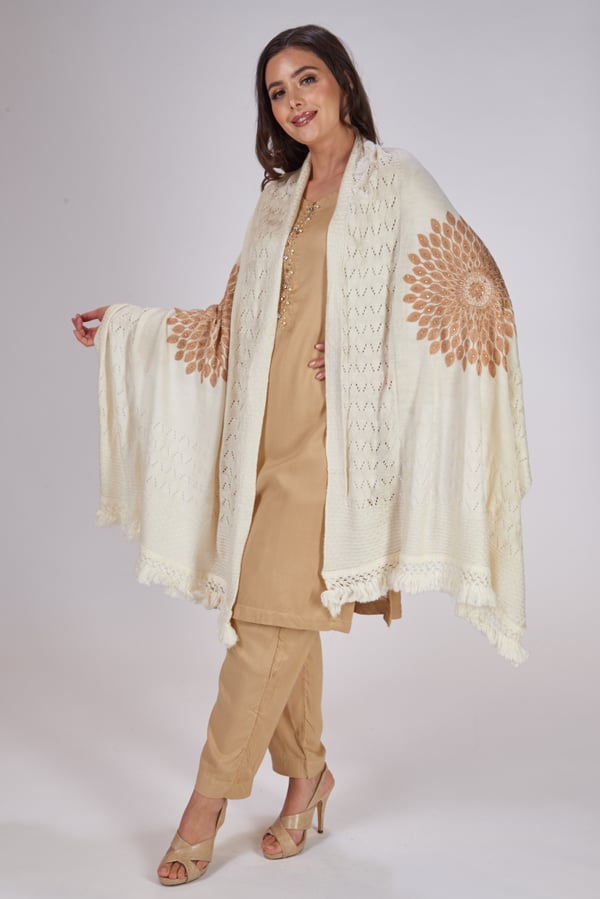 Wool shawl with flower patterns - Image 4
