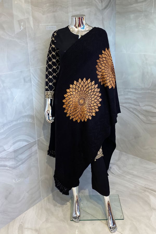 Wool shawl with flower patterns - Image 9