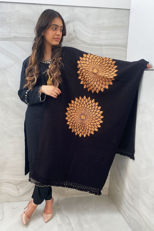 Wool shawl with flower patterns - Image 10