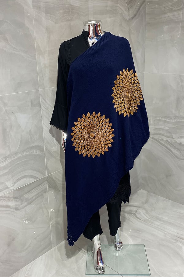 Wool shawl with flower patterns - Image 17