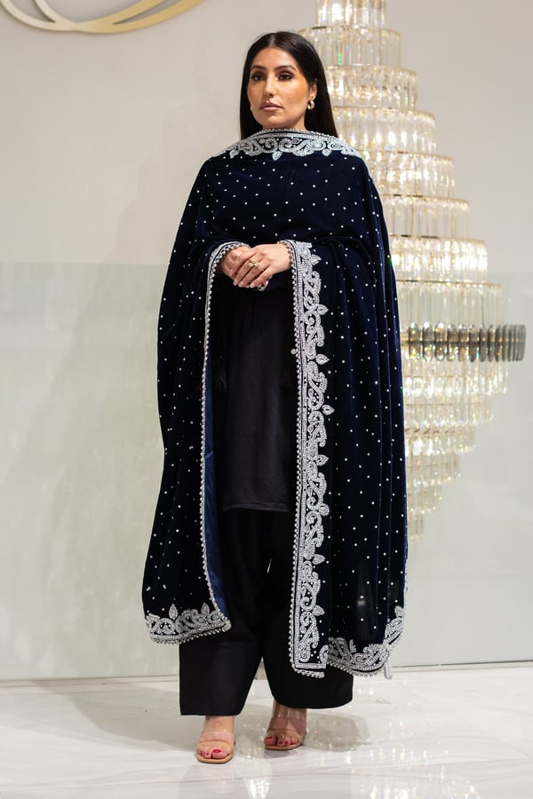 Luxury embroidered velvet shawl - Image 2