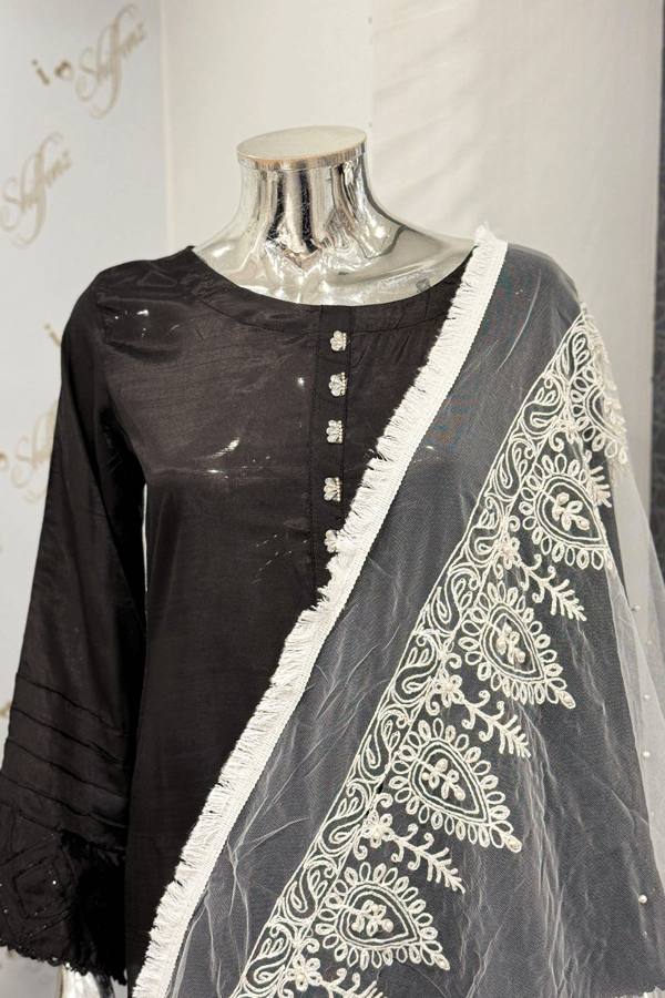 Net dupatta with motif threadwork - Image 2