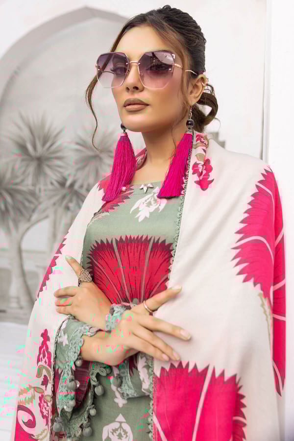 Maria b petals embroidery collection 3 piece suit - Image 4